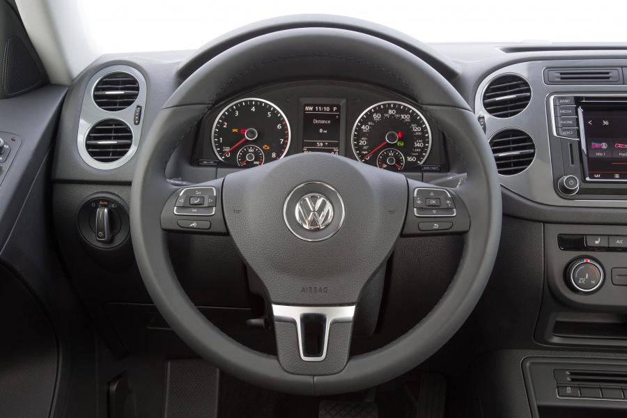 Панель приборов Volkswagen Tiguan TSI Wolfsburg Edition 2016 года  (фото 6 из 9)